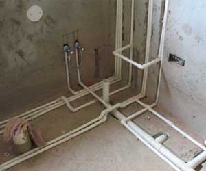 水路改造是走頂還是走地呢？