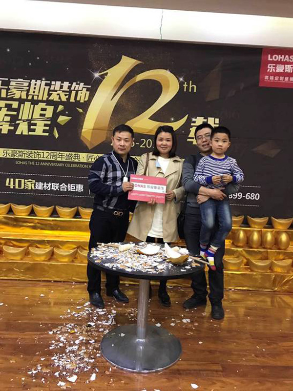 馬志強與十三所宿舍業(yè)主合影