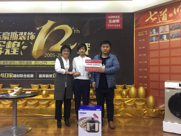 設(shè)計(jì)師張亞與簽單客戶合影